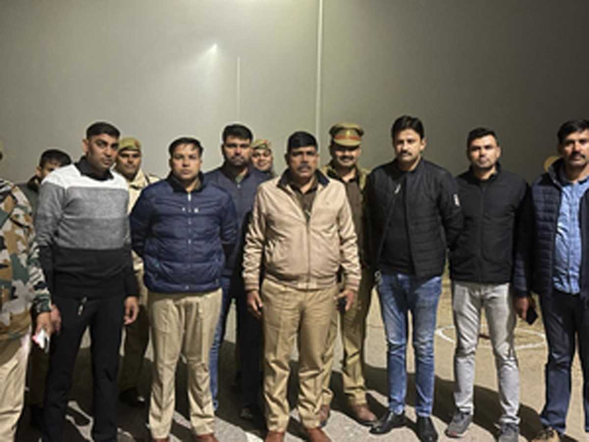 ग्रेटर नोएडा : पुलिस व 25 हजार रुपये के इनामी लुटेरे के साथ हुई मुठभेड़ ग्रेटर नोएडा : पुलिस व 25 हजार रुपये के इनामी लुटेरे के साथ हुई मुठभेड़